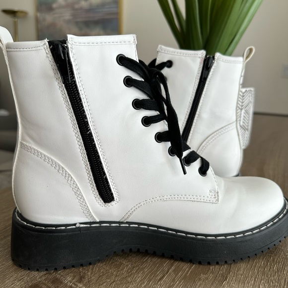 BETTYY WHITE/BLACK Boots - Picture 6 of 6